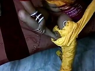 Горячая южно-индийская бхабхи шилпа в желтом костюме шалвар трахает киску